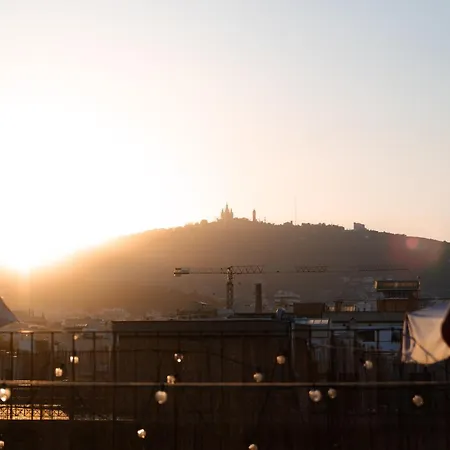 耶巴塞罗那旅舍 *