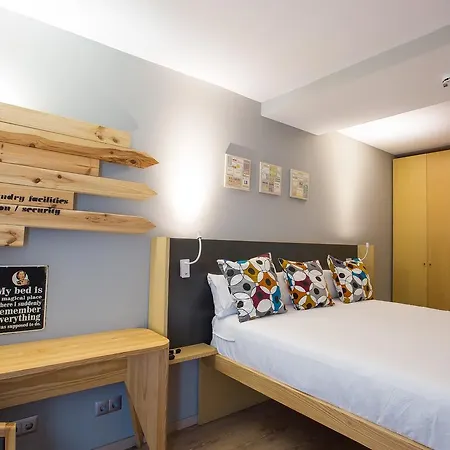 耶巴塞罗那旅舍 *