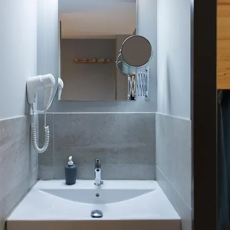 耶巴塞罗那旅舍 *